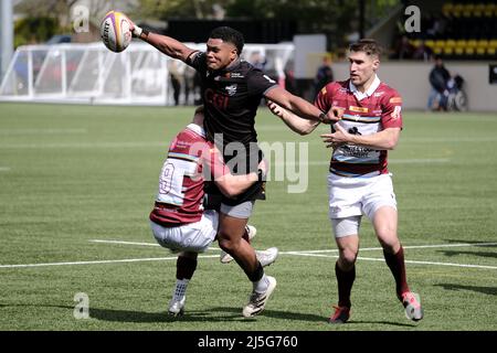 Melrose, Royaume-Uni. 23rd avril 2022. Melrose, samedi 23 avril 2022. Série FOSROC Super6 Sprint Southern Knight vs Watsoniens à Greenyards, Melrose. Billy Waraa (Chevaliers du Sud) attaqué par Murray Scott (Watsoniens) (image Credit: Rob Gray/Alamy Live News Banque D'Images