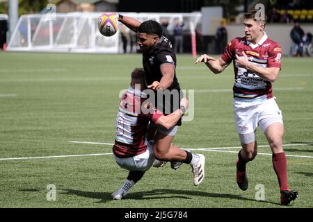 Melrose, Royaume-Uni. 23rd avril 2022. Melrose, samedi 23 avril 2022. Série FOSROC Super6 Sprint Southern Knight vs Watsoniens à Greenyards, Melrose. Billy Waraa (Chevaliers du Sud) attaqué par Murray Scott (Watsoniens) (image Credit: Rob Gray/Alamy Live News Banque D'Images