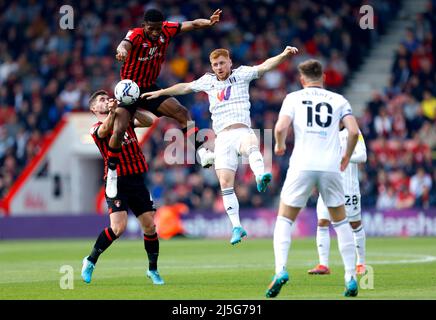 Harrison Reed de Fulham (au centre) lutte pour le ballon avec Jefferson Lerma de Bournemouth et Lewis Cook (à gauche) lors du match du championnat Sky Bet au stade Vitality de Bournemouth. Date de la photo: Samedi 23 avril 2022. Banque D'Images