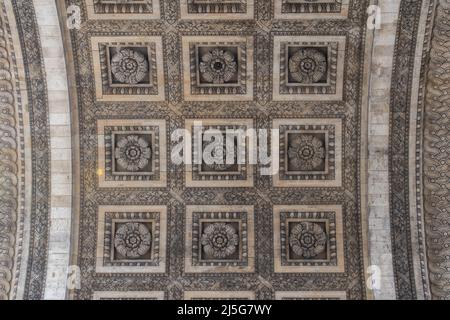 Paris : le plafond avec 21 roses sculptées de l'Arc de Triomphe de l'Etoile, l'un des monuments les plus célèbres de Paris Banque D'Images