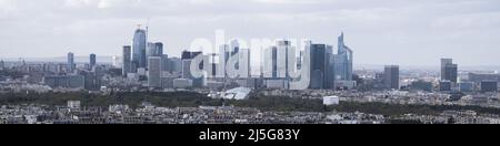 Paris, France : vue aérienne de la ville avec les gratte-ciels du quartier des affaires de la Défense, vue depuis le sommet de la Tour Eiffel Banque D'Images