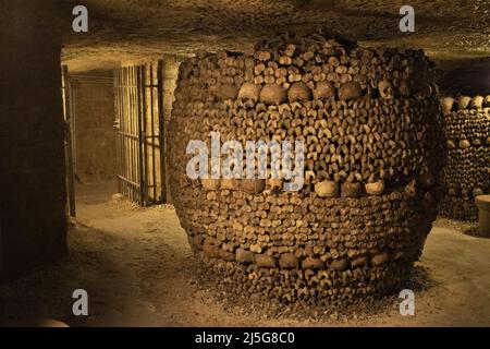 Paris: Crânes et os dans les catacombes de Paris, ossuaire dans une carrière souterraine de 285 km de long qui détiennent les restes de plus de 6 millions de personnes Banque D'Images