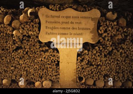 Paris: Crânes et os dans les catacombes de Paris, ossuaire dans une carrière souterraine de 285 km de long qui détiennent les restes de plus de 6 millions de personnes Banque D'Images