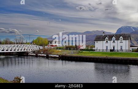 FORT WILLIAM SCOTLAND BANAVIE LE PONT TOURNANT DE CHEMIN DE FER AU-DESSUS DU CANAL CALEDONIAN LOCH KEEPERS COTTAGE ET BEN NEVIS Banque D'Images