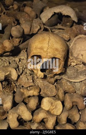 Paris: Crânes et os dans les catacombes de Paris, ossuaire dans une carrière souterraine de 285 km de long qui détiennent les restes de plus de 6 millions de personnes Banque D'Images