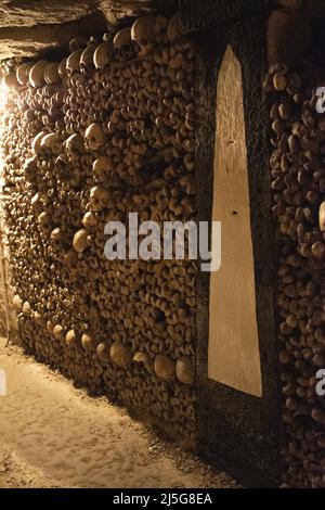 Paris: Crânes et os dans les catacombes de Paris, ossuaire dans une carrière souterraine de 285 km de long qui détiennent les restes de plus de 6 millions de personnes Banque D'Images