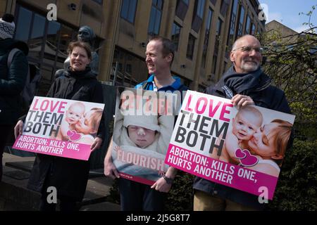 Édimbourg, Écosse, le 23rd avril 2022. Les militants pro-vie tiennent des pancartes, alors que les militants pro-vie et pro-choix se font face à travers Lothian Road, le jour anniversaire de l'adoption de la loi de 1967 sur l'avortement. Un projet de loi privé sur membersÕ a été proposé au Parlement écossais pour mettre fin à la campagne Pro-Life en dehors des hôpitaux. À Édimbourg, Écosse, le 23 avril 2022. Banque D'Images