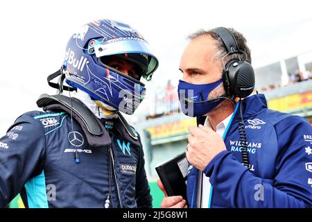 (De gauche à droite) : Alexander Albon (THA) Williams Racing avec James Urwin (GBR) Williams Racing Race Engineer sur la grille. 23.04.2022. Championnat du monde Formula 1, route 4, Grand Prix Emilia Romagna, Imola, Italie, Sprint Day. Le crédit photo doit être lu : images XPB/Press Association. Banque D'Images