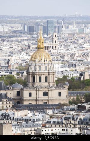 Paris : vue aérienne de la ville avec la cathédrale Saint-Louis dans le complexe des Invalides, vue depuis le sommet de la Tour Eiffel Banque D'Images