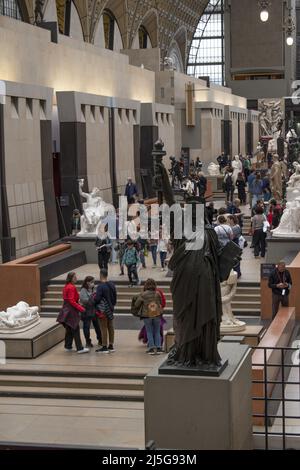 Paris: Sculpture la liberté qui éclaire le monde (la liberté aérienne le monde) par Frédéric Auguste Bartholdi dans la salle principale du Musée d'Orsay Banque D'Images