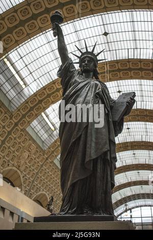 Paris: Sculpture la liberté qui éclaire le monde (la liberté aérienne le monde) par Frédéric Auguste Bartholdi dans la salle principale du Musée d'Orsay Banque D'Images