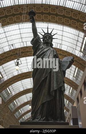Paris: Sculpture la liberté qui éclaire le monde (la liberté aérienne le monde) par Frédéric Auguste Bartholdi dans la salle principale du Musée d'Orsay Banque D'Images