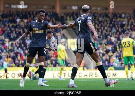 Joelinton (à droite) de Newcastle United célèbre avec Joe Willock, coéquipier, après avoir obtenu le deuxième but du match de la première League à Carrow Road, Norwich. Date de la photo: Samedi 23 avril 2022. Banque D'Images