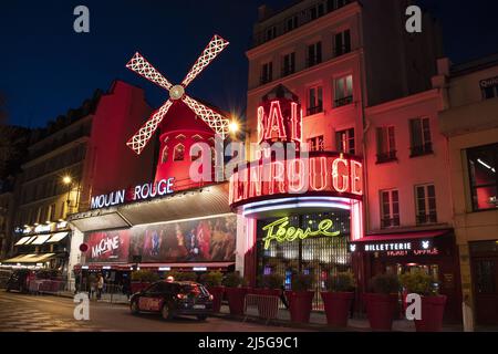 Paris : enseignes au néon et extérieurs du Moulin Rouge, l'un des clubs les plus célèbres de Paris, inauguré le 6 octobre 1891in le quartier rouge Pigalle Banque D'Images