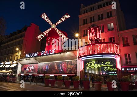 Paris : enseignes au néon et extérieurs du Moulin Rouge, l'un des clubs les plus célèbres de Paris, inauguré le 6 octobre 1891in le quartier rouge Pigalle Banque D'Images