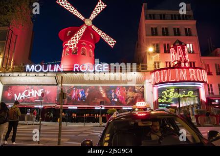 Paris : enseignes au néon et extérieurs du Moulin Rouge, l'un des clubs les plus célèbres de Paris, inauguré le 6 octobre 1891in le quartier rouge Pigalle Banque D'Images