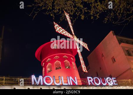 Paris : enseignes au néon et extérieurs du Moulin Rouge, l'un des clubs les plus célèbres de Paris, inauguré le 6 octobre 1891in le quartier rouge Pigalle Banque D'Images