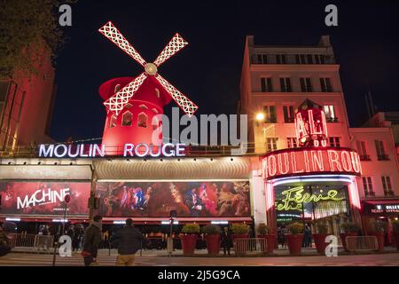 Paris : enseignes au néon et extérieurs du Moulin Rouge, l'un des clubs les plus célèbres de Paris, inauguré le 6 octobre 1891in le quartier rouge Pigalle Banque D'Images