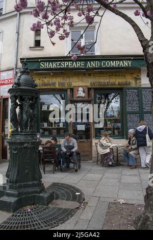Paris, France : vue de Shakespeare and Company, librairie de langue anglaise ouverte en 1951 par George Whitman, sur la rive gauche, 5th arrondissement Banque D'Images