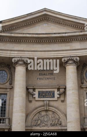 Paris : Université de la Sorbonne, signe de la Faculté de droit de l'Université de Paris avec la devise nationale de la République française liberté, égalité, Fraternité Banque D'Images