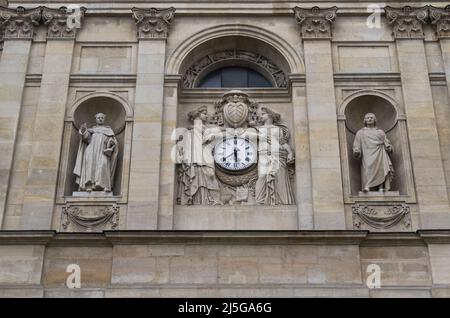 Paris, France : horloge et statues sur la façade de la Chapelle de la Sorbonne (Chapelle Sainte Ursule de la Sorbonne), Université de Paris, quartier Latin Banque D'Images