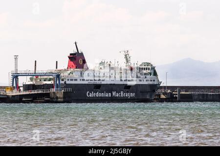 22 avril 2022, Troon, Royaume-Uni. Le ferry calédonien MacBrayne, « Caledonian Isles », qui a voyagé entre Ardrossan et Brodick sur l'île d'Arran, a été mis hors service le 17 avril 2022 après des problèmes de moteur et a été conduit à Troon pour des réparations qui devraient prendre 10 jours supplémentaires. Depuis lors, les habitants de l'île se plaignent maintenant des pénuries de nourriture, de carburant et d'autres articles essentiels tandis que CalMac continue avec un ferry de remplacement et un service réduit. Les 'îles Caledonian' auraient dû être remplacées par le Glen Sannox il y a quelques années, image montre l'île d'Arran Banque D'Images