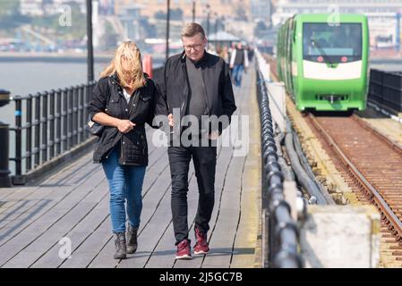 Southend on Sea, Essex, Royaume-Uni. 23rd avril 2022. Un matin couvert a brillé en une journée ensoleillée mais terne dans la ville balnéaire. Les gens braving la passerelle de Southend Pier, tandis que d'autres utilisent le tout nouveau train électrique de quai qui a été récemment mis en service et a été nommé « sid David Amiss » en l'honneur du MP de Southend West assassiné. Banque D'Images