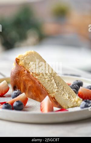 Cheesecake maison avec fraises fraîches et dessert aux bleuets - cheesecake à tarte d'été biologique sain. Gâteau à la vanille. Banque D'Images