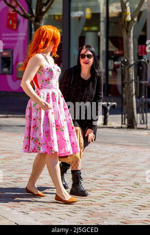 Dundee, Tayside, Écosse, Royaume-Uni. 23rd avril 2022. Météo au Royaume-Uni : les températures dans certaines parties du nord-est de l'Écosse ont atteint 16 °C en raison du soleil chaud d'avril. Les habitants de la région se trouvent dans le centre-ville de Dundee, en profitant de l'agréable climat printanier. Tout en s'amusant et en portant la tenue tendance des années 1950, Ashley Wilkinson, l'un des personnages détectives en plein air de CluedUpp basé sur le jeu de société populaire Cluedo s'arrête pour poser pour une photo. Crédit : Dundee Photographics/Alamy Live News Banque D'Images