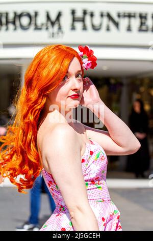 Dundee, Tayside, Écosse, Royaume-Uni. 23rd avril 2022. Météo au Royaume-Uni : les températures dans certaines parties du nord-est de l'Écosse ont atteint 16 °C en raison du soleil chaud d'avril. Les habitants de la région se trouvent dans le centre-ville de Dundee, en profitant de l'agréable climat printanier. Tout en s'amusant et en portant la tenue tendance des années 1950, Ashley Wilkinson, l'un des personnages détectives en plein air de CluedUpp basé sur le jeu de société populaire Cluedo s'arrête pour poser pour une photo. Crédit : Dundee Photographics/Alamy Live News Banque D'Images