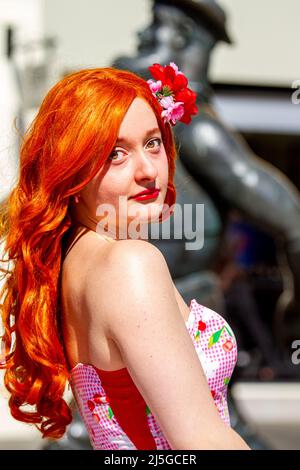 Dundee, Tayside, Écosse, Royaume-Uni. 23rd avril 2022. Météo au Royaume-Uni : les températures dans certaines parties du nord-est de l'Écosse ont atteint 16 °C en raison du soleil chaud d'avril. Les habitants de la région se trouvent dans le centre-ville de Dundee, en profitant de l'agréable climat printanier. Tout en s'amusant et en portant la tenue tendance des années 1950, Ashley Wilkinson, l'un des personnages détectives en plein air de CluedUpp basé sur le jeu de société populaire Cluedo s'arrête pour poser pour une photo. Crédit : Dundee Photographics/Alamy Live News Banque D'Images