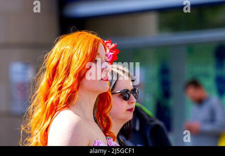 Dundee, Tayside, Écosse, Royaume-Uni. 23rd avril 2022. Météo au Royaume-Uni : les températures dans certaines parties du nord-est de l'Écosse ont atteint 16 °C en raison du soleil chaud d'avril. Les habitants de la région se trouvent dans le centre-ville de Dundee, en profitant de l'agréable climat printanier. Tout en s'amusant et en portant la tenue tendance des années 1950, Ashley Wilkinson, l'un des personnages détectives en plein air de CluedUpp basé sur le jeu de société populaire Cluedo s'arrête pour poser pour une photo. Crédit : Dundee Photographics/Alamy Live News Banque D'Images