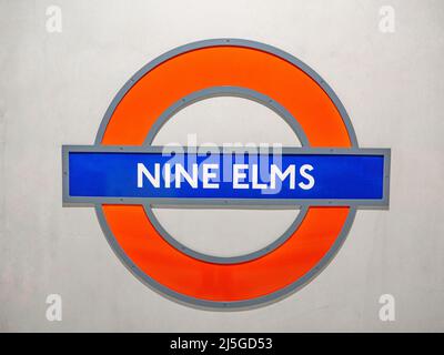 Londres, UK-12.10.21: Le panneau pour la nouvelle station de métro neuf Elms sur la nouvelle branche de la ligne Nord à Londres, a ouvert en 2021. Métro de Londres Banque D'Images