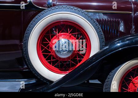 Détails de roue de secours avec pneus blancs, Legacy Gallery, 1932 Ford V-8, Ford Rouge Factory Tour, Dearborn, Michigan, États-Unis Banque D'Images