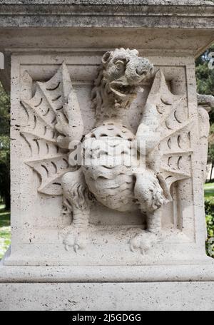 Pierres sculptées sur le terrain de la Villa Borghèse Rome Italie Banque D'Images