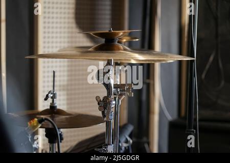 Chapeau haut et cymbale crash gros plan dans le studio. Kit de tambour Banque D'Images