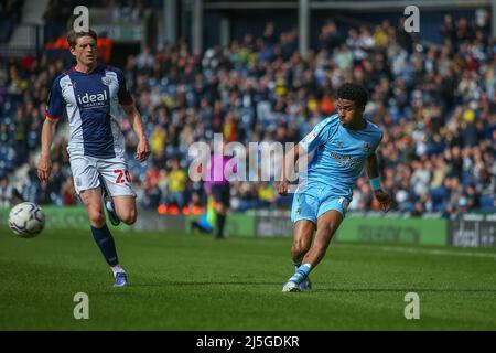 West Bromwich, Royaume-Uni. 23rd avril 2022. Ian Maatsen #18 de Coventry City traverse le ballon à West Bromwich, au Royaume-Uni, le 4/23/2022. (Photo de Gareth Evans/News Images/Sipa USA) Credit: SIPA USA/Alay Live News Banque D'Images