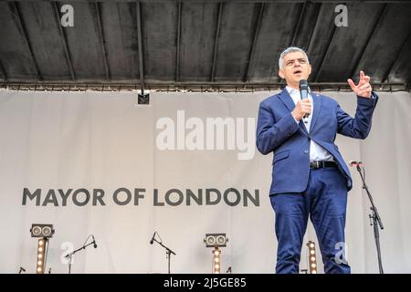 Londres, Royaume-Uni. 23rd avril 2022. Sadiq Khan, maire de Londres, prend la parole lors de l'événement organisé par le bureau du maire. Trafalgar Square voit le retour des célébrations et du festival de la St George, après une absence de deux ans, un événement familial avec une gamme de concerts, de divertissements et de nourriture sur la place, présenté par le maire de Londres, Sadiq Khan, sur scène. Credit: Imagetraceur/Alamy Live News Banque D'Images