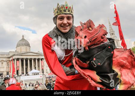 Londres, Royaume-Uni. 23rd avril 2022. St George fait une apparition avec le dragon. Trafalgar Square voit le retour des célébrations et du festival de la St George, après une absence de deux ans, un événement familial avec une gamme de concerts, de divertissements et de nourriture sur la place, présenté par le maire de Londres, Sadiq Khan, sur scène. Credit: Imagetraceur/Alamy Live News Banque D'Images