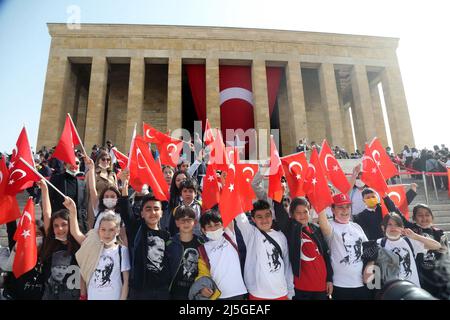 Ankara, Turquie. 23rd avril 2022. Les gens visitent Anitkabir, le mausolée du fondateur de la République turque Mustafa Kemal Ataturk, pour célébrer la Journée nationale de la souveraineté et de l'enfance à Ankara, Turquie, le 23 avril 2022. Crédit: Mustafa Kaya/Xinhua/Alamy Live News Banque D'Images