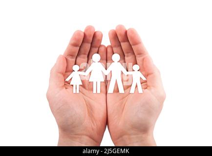 Concept d'assurance familiale avec découpe de famille en papier dans les mains isolées sur fond blanc avec passe-cheveux Banque D'Images