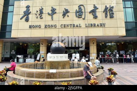 Hong Kong, Chine. 23rd avril 2022. Les gens se font la queue pour entrer à la Bibliothèque centrale de Hong Kong à l'occasion de la Journée mondiale du livre à Hong Kong, dans le sud de la Chine, le 23 avril 2022. Crédit : Lo Ping Fai/Xinhua/Alamy Live News Banque D'Images