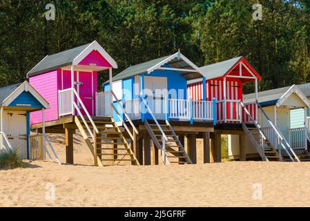 Beach Huts UK, vue en été de la plage colorée huts situés sur la plage de sable à Wells-Next-the-Sea sur la côte nord de Norfolk, Angleterre, Royaume-Uni Banque D'Images