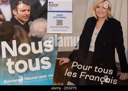 Une carte d'électeur française avec des documents officiels pour les électeurs de Macron et le Pen pour le deuxième tour de l'élection présidentielle française de 2022. Le 24 avril 2022, les électeurs français choisiront leur président pour les cinq prochaines années. Le duel s'opposera, comme en 2017, à Marine le Pen (parti du rassemblement National) contre Emmanuel Macron, le président sortant (parti en Marche). Banque D'Images