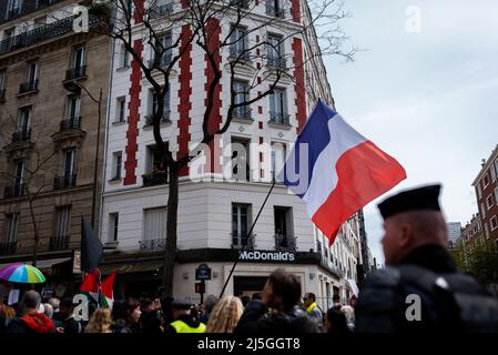 Espagne. 23rd avril 2022. Un drapeau français est considéré comme le mouvement « gilets jaunes » (gilets jaunes) organise un rassemblement avant le scrutin du dimanche entre les candidats à la présidence Emmanuel Macron et Marine le Pen à Paris, en France, le 23 avril 2022. (Photo par Davide Bonaldo/Sipa USA) crédit: SIPA USA/Alay Live News Banque D'Images