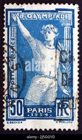 FRANCE - VERS 1924 : un timbre imprimé en France montre un athlète victorieux, Jeux Olympiques de 8th, Paris, vers 1924 Banque D'Images