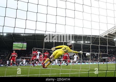 Michael Obafemi, de Swansea City (c no9), tire et bat Luke Daniels, gardien de but de Middlesbrough et marque ses équipes 1st but à égaliser à 1-1. EFL Skybet Championship Match, Swansea City v Middlesbrough au stade Swansea.com de Swansea le samedi 23rd avril 2022. Cette image ne peut être utilisée qu'à des fins éditoriales. Utilisation éditoriale uniquement, licence requise pour une utilisation commerciale. Aucune utilisation dans les Paris, les jeux ou les publications d'un seul club/ligue/joueur. photo par Andrew Orchard/Andrew Orchard sports photographie/Alamy Live news Banque D'Images