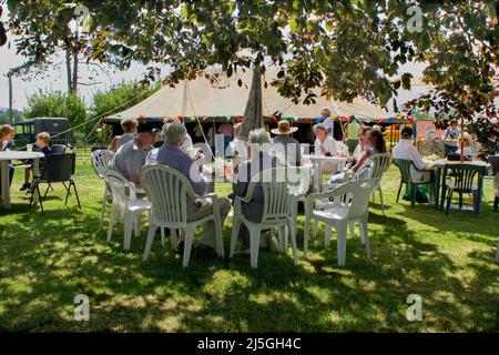 A Summer Country Fete en juillet Dorset, Royaume-Uni. Je regardais le spectacle de chiens, et, en tournant autour, j'ai vu cette scène avant moi! Prendre plusieurs photos, j'ai sélectionné Banque D'Images