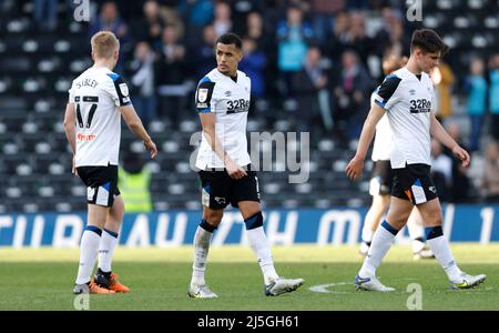 Louie Sibley (à gauche), Ravel Morrison (au centre) et Darren Robinson, du comté de Derby, semblent abandonnés après le match du championnat Sky Bet à Pride Park, Derby. Date de la photo: Samedi 23 avril 2022. Banque D'Images