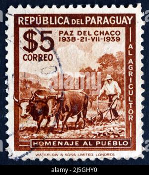PARAGUAY - VERS 1940: Un timbre imprimé au Paraguay montre le labour, vers 1940 Banque D'Images